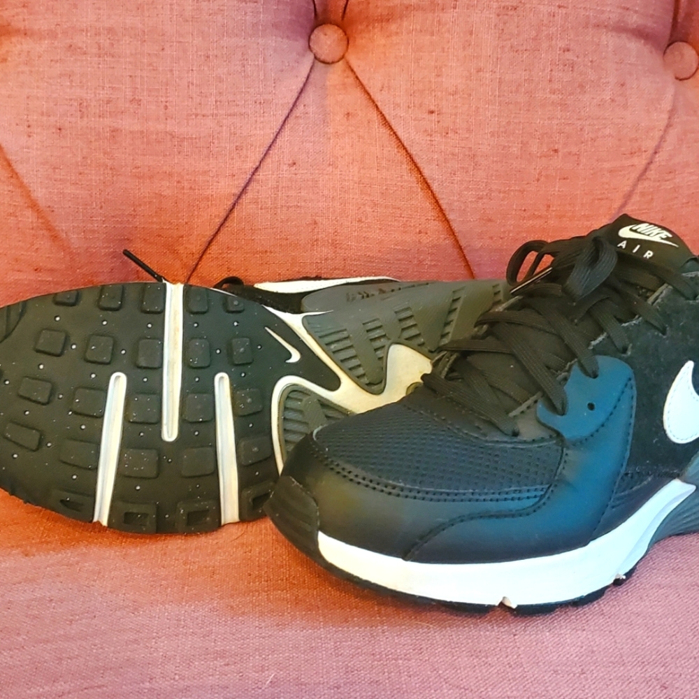 Tennis shoes